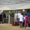 Los asistentes disfrutan del melón extremeño en AgroAlbuera