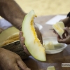Los asistentes disfrutan del melón extremeño en AgroAlbuera