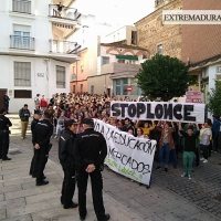 Cientos de estudiantes se manifiestan en Mérida contra la LOMCE