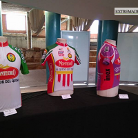 Una exposición conmemora los 40 años de la Escuela de Ciclismo de Mérida