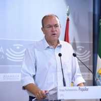 Monago critica el recorte en ayudas a autónomos