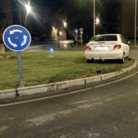 Un conductor ebrio acaba con su coche en una rotonda de Badajoz