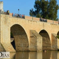 Un hombre se tira hacia el Guadiana desde el Puente de Palmas