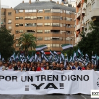 Cientos de extremeños se manifiestan en Badajoz por &quot;un tren digno&quot;