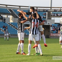 Una tarde mágica de Joselu acerca al CD. Badajoz al liderato