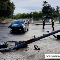 Un vehículo colisiona contra un semáforo en Ricardo Carapeto
