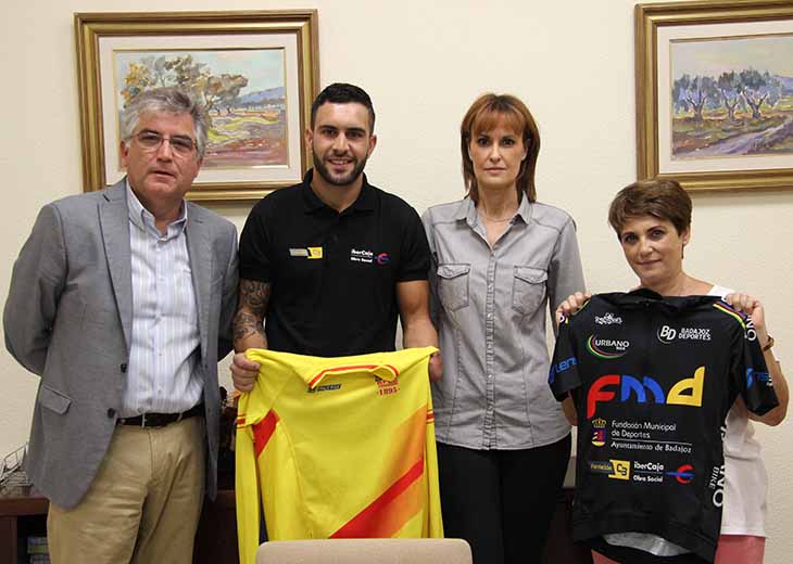 Rubén Tanco dona su maillot de campeón a la Fundación Caja Badajoz