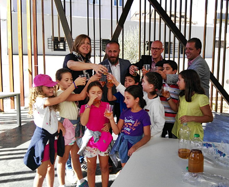 Cerca de un millar de escolares participa en un taller de vendimia