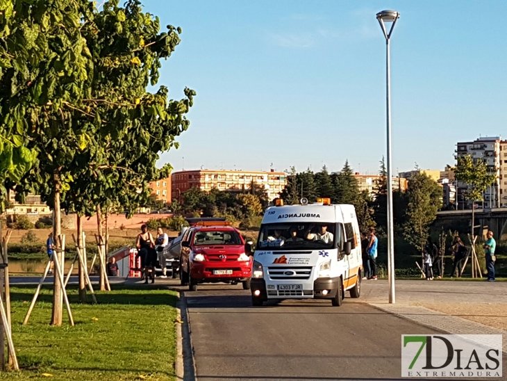Un hombre se tira hacia el Guadiana desde el Puente de Palmas