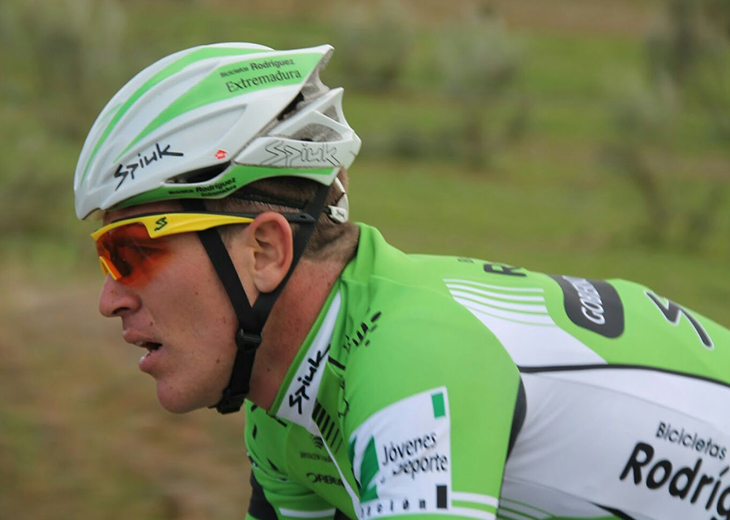 El ciclista extremeño Daniel Sánchez firma un contrato como profesional