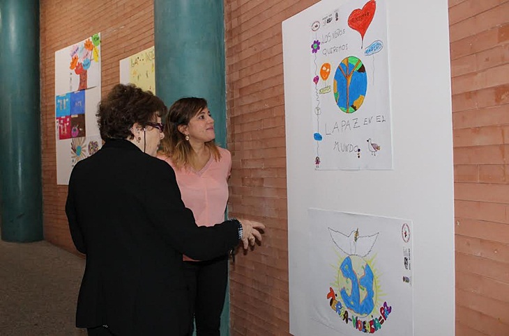 Escolares emeritenses exponen sus carteles rechazando la violencia terrorista