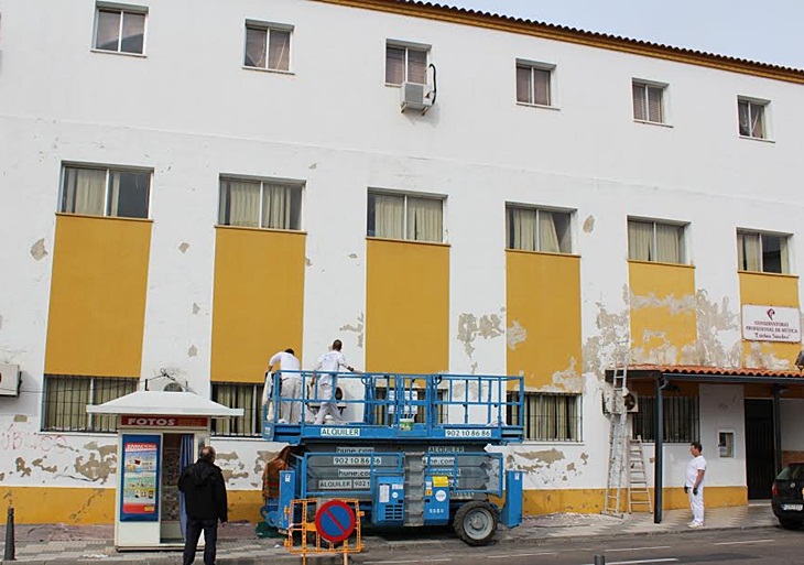Comienzan a pintar la fachada del Conservatorio de Mérida