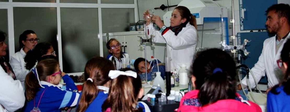 Escolares y mayores comparten talleres de recogida y aderezo de aceitunas