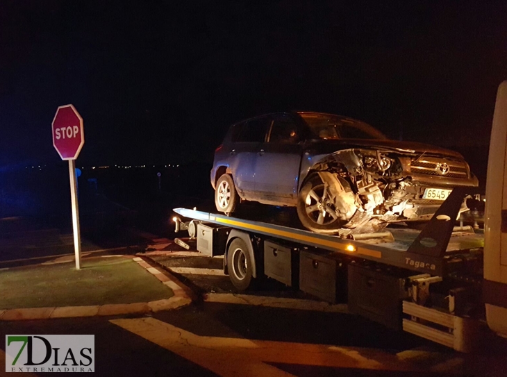 Colisión entre dos vehículos en la carretera Badajoz - Alburquerque