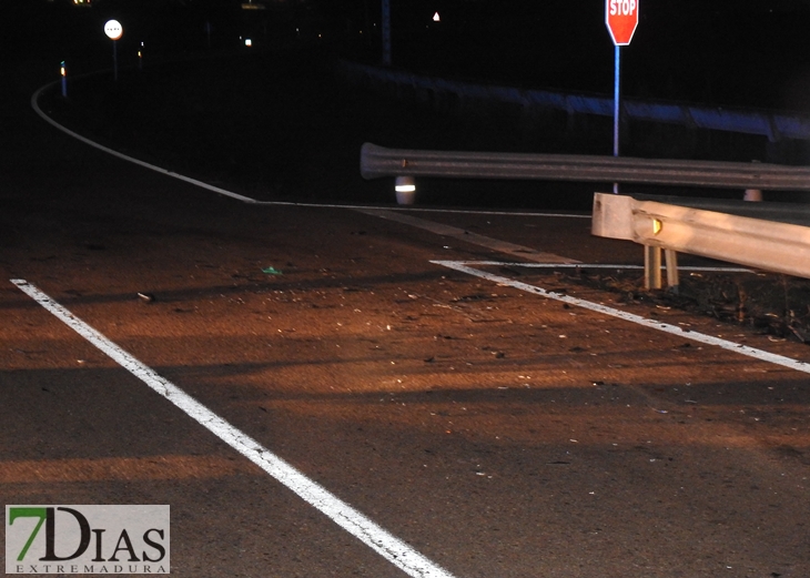 Colisión entre dos vehículos en la carretera Badajoz - Alburquerque