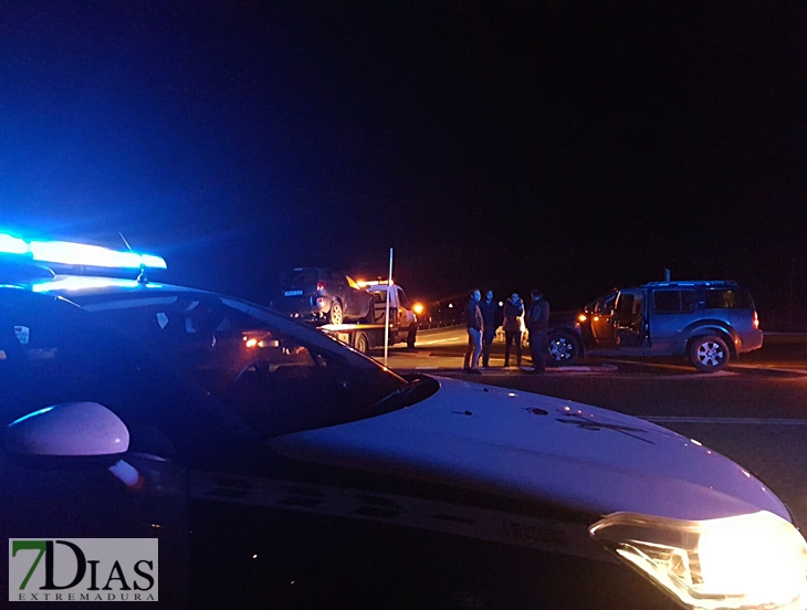 Colisión entre dos vehículos en la carretera Badajoz - Alburquerque