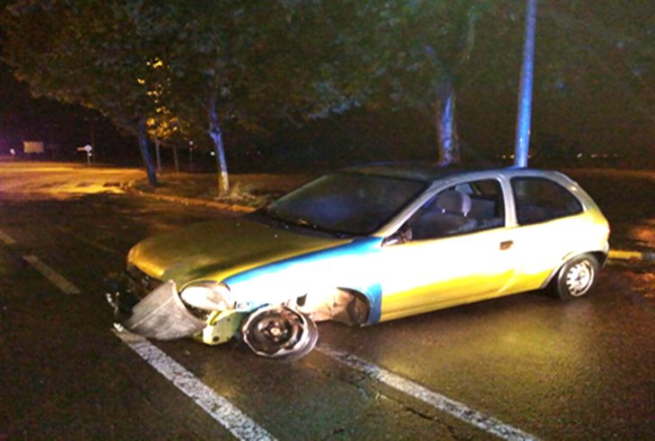 Detenida por conducir ebria tras chocar contra una señal de tráfico