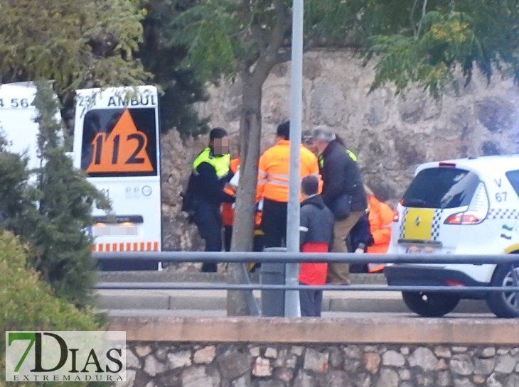 Un policía encuentra a un joven tirado en el suelo cerca de Puerta de Palmas