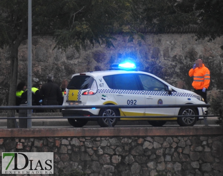 Un policía encuentra a un joven tirado en el suelo cerca de Puerta de Palmas