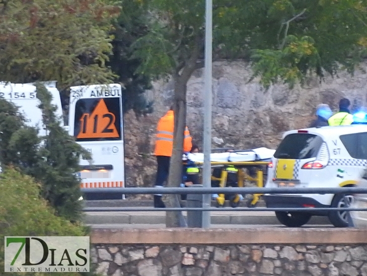 Un policía encuentra a un joven tirado en el suelo cerca de Puerta de Palmas