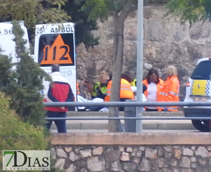 Un policía encuentra a un joven tirado en el suelo cerca de Puerta de Palmas