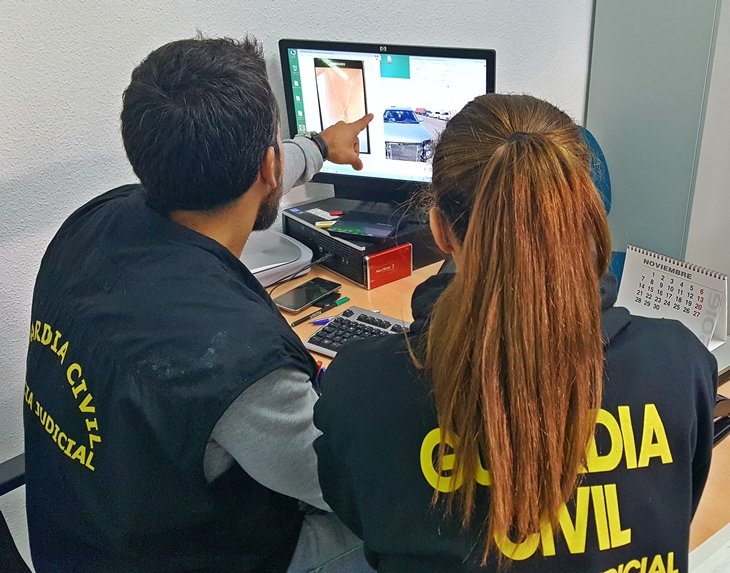 Dos detenidos por agredir a una mujer para robarle en su domicilio