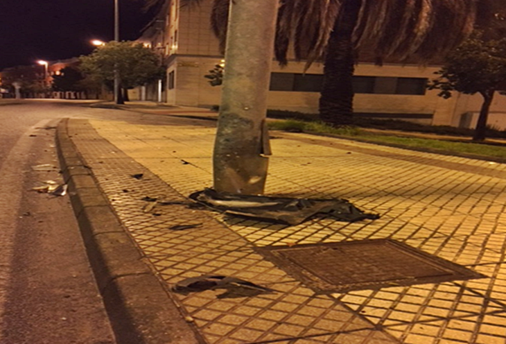 Detenido por conducir ebrio, chocar contra una farola y agredir a los policías