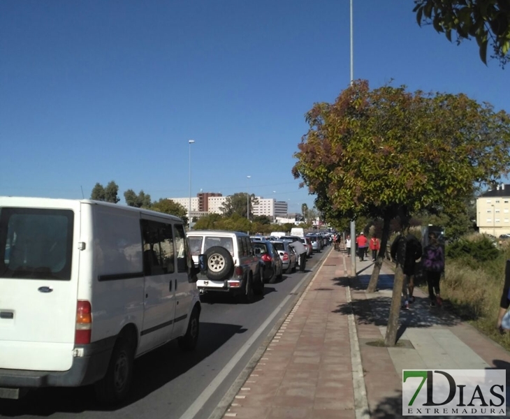 Los pacenses desesperan con los continuos colapsos en el Puente Real