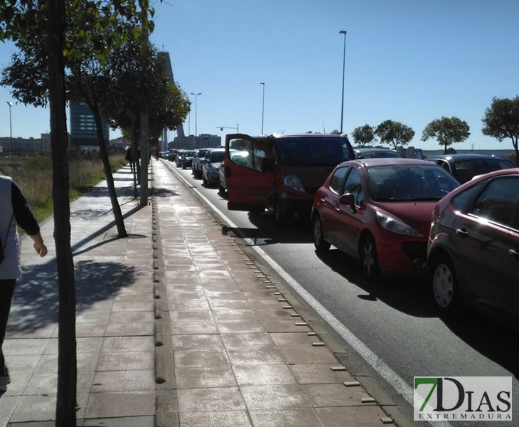 Los pacenses desesperan con los continuos colapsos en el Puente Real