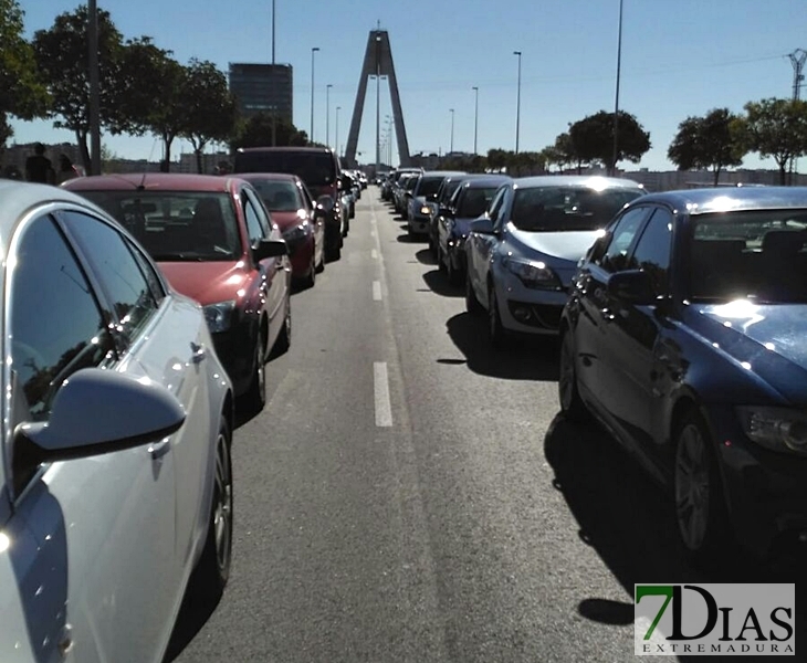 Los pacenses desesperan con los continuos colapsos en el Puente Real
