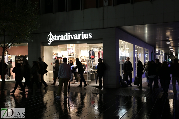 A pesar de la lluvia Badajoz sale a la calle para vivir el Black Friday