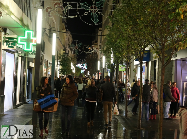 A pesar de la lluvia Badajoz sale a la calle para vivir el Black Friday