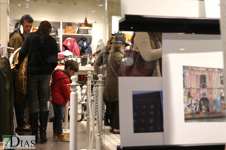 A pesar de la lluvia Badajoz sale a la calle para vivir el Black Friday