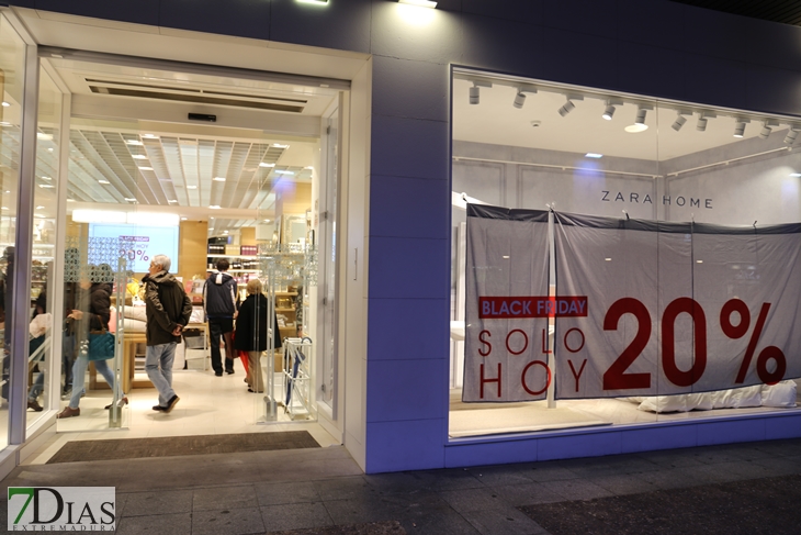 A pesar de la lluvia Badajoz sale a la calle para vivir el Black Friday