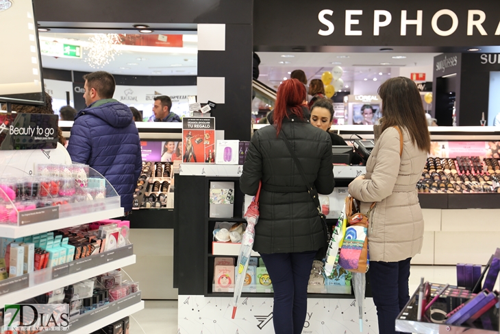 A pesar de la lluvia Badajoz sale a la calle para vivir el Black Friday