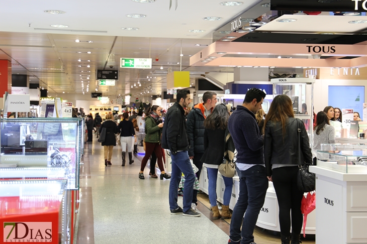 A pesar de la lluvia Badajoz sale a la calle para vivir el Black Friday