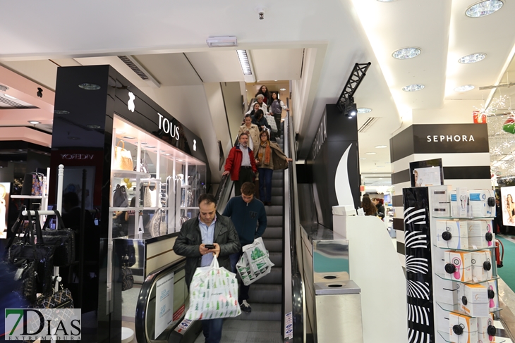 A pesar de la lluvia Badajoz sale a la calle para vivir el Black Friday