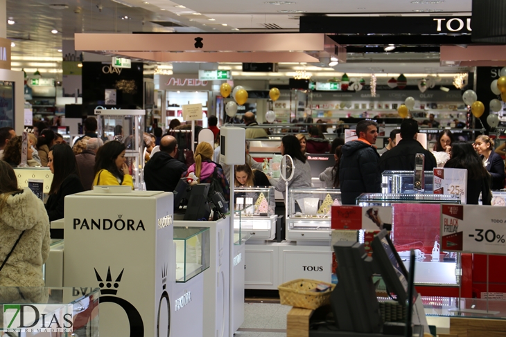 A pesar de la lluvia Badajoz sale a la calle para vivir el Black Friday