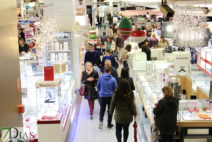 A pesar de la lluvia Badajoz sale a la calle para vivir el Black Friday