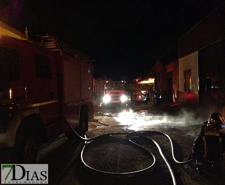 Un incendio calcina una nave en Almendralejo