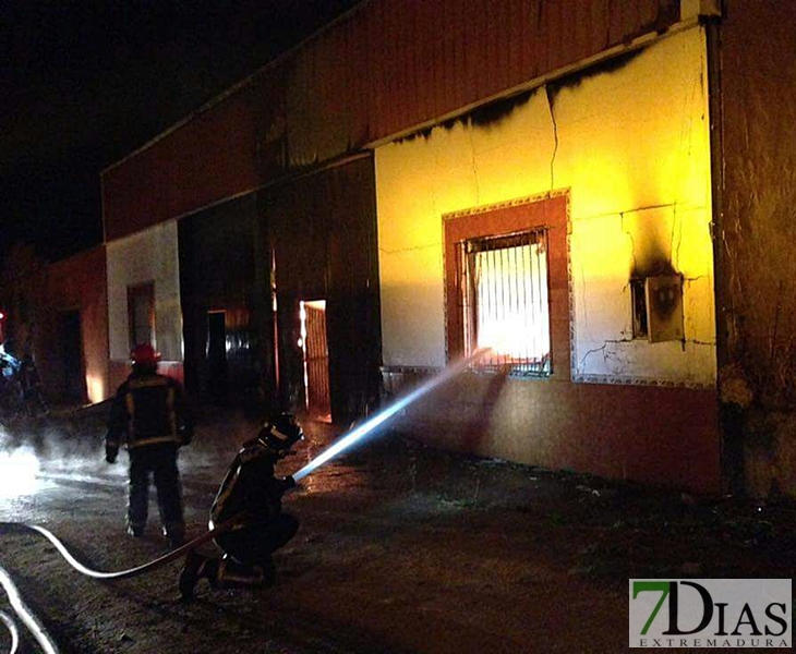 Un incendio calcina una nave en Almendralejo