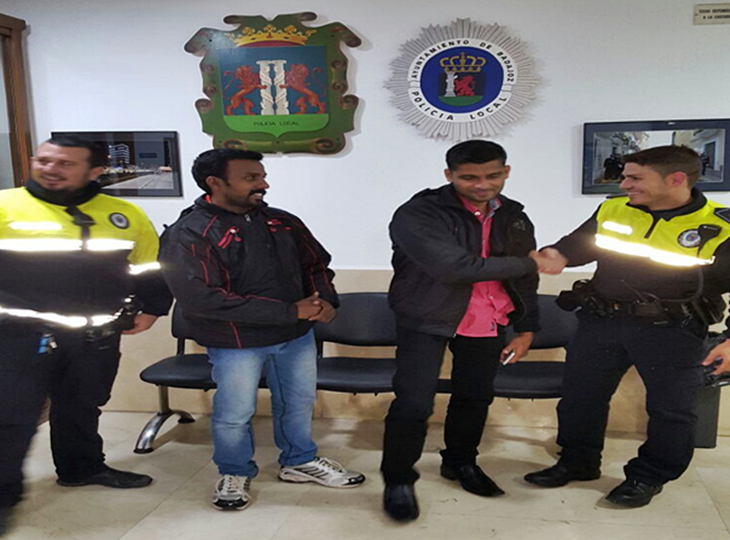 La Policía orienta a dos indios perdidos en Badajoz