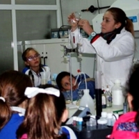 Escolares y mayores aprenden la recogida y aderezo de aceitunas