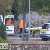 Un policía encuentra a un joven tirado en el suelo cerca de Puerta de Palmas