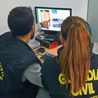 Dos detenidos por agredir a una mujer para robarle en su domicilio