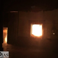 Un incendio calcina una nave en Almendralejo