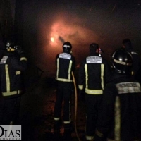 Un incendio calcina una nave en Almendralejo