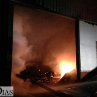 Un incendio calcina una nave en Almendralejo