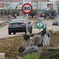 Vuelca un vehículo en la entrada a Badajoz por la N-V