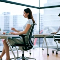 El 44 % de los jóvenes cree que las empresas discriminan a la mujer